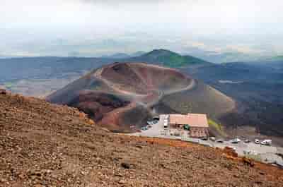 Rifugio Sapienza sull'Etna: Servizi, Attività e Veduta dei Crateri Sommitali